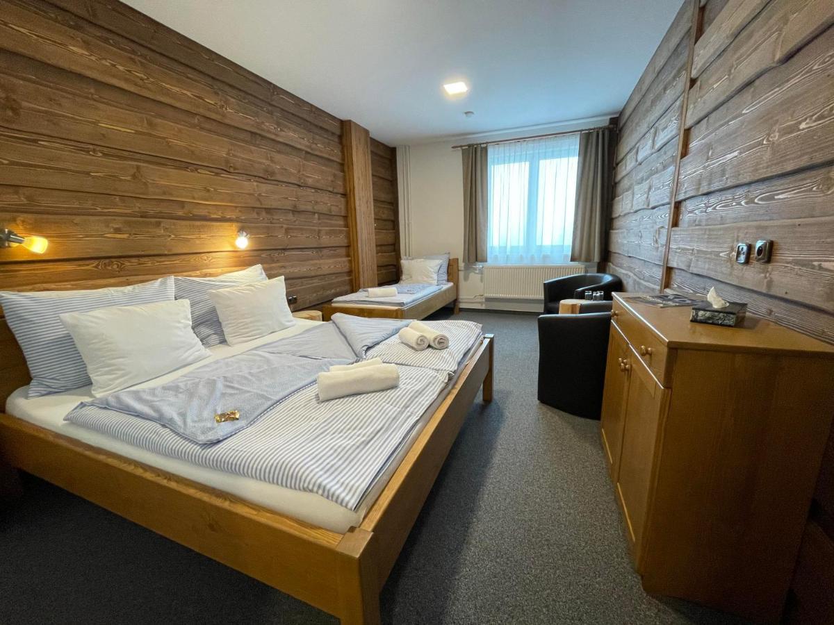 Hotel Kristian Kubova Huť Dış mekan fotoğraf